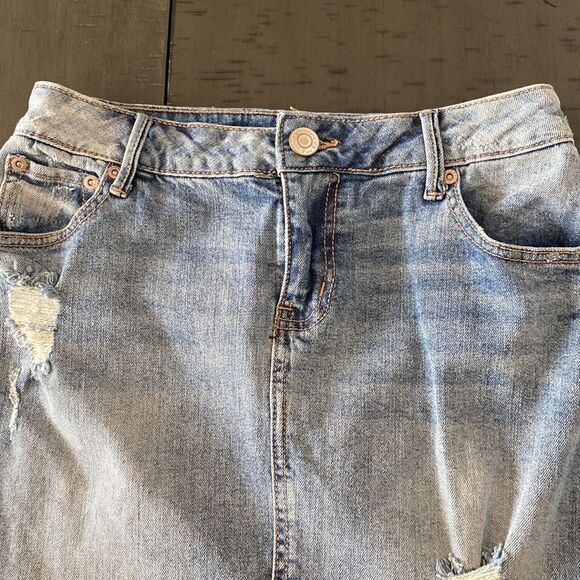SIZE 3/4 MAURICES DISTRESSED DENIM MINI SKIRT - Picture 2 of 6